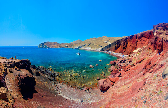 santorin plage rouge mer eau turquoise cyclade grece monplanvoyage