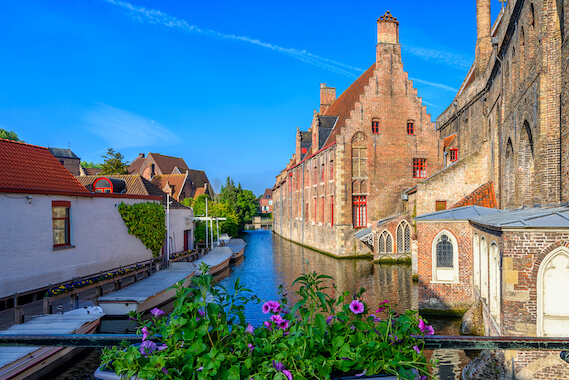 bruges canal fleur architecture belgique monplanvoyage