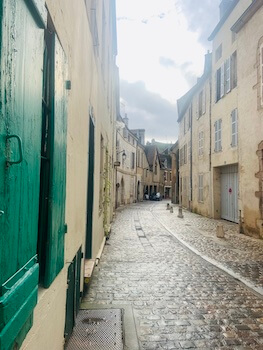 beaune cite rue pavee architecture bourgogne france monplanvoyage