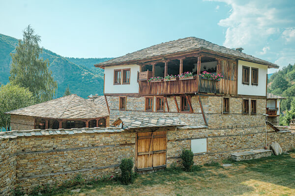 Kovatchevitsa village tradition architecture histoire bulgarie balkan monplanvoyage