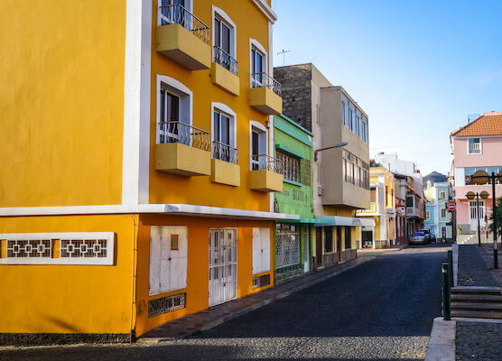 mindelo rue couleur cap vert ville monplanvoyage