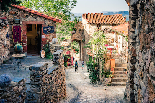 castelnou rue architecture pierre medieval village catalogne monplanvoyage