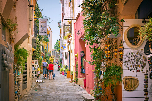 collioure rue village couleur facade architecture catalogne monplanvoyage