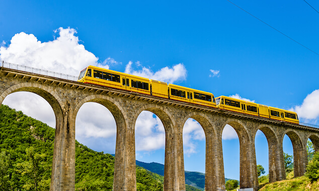 pyrenees train jaune paysage panorama catalogne monplanvoyage