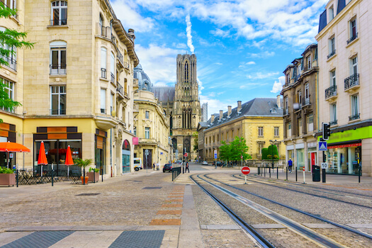 reims architecture rue cathedrale art france monplanvoyage