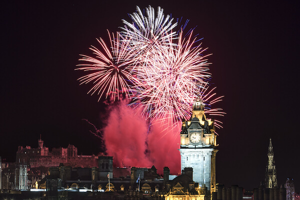 hogmanay feu artifice chateau edimbourg ecosse fete nouvel an monplanvoyage