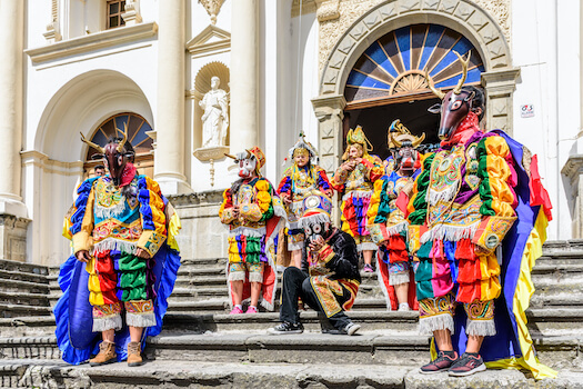 guatemala culture tradition masque costume amerindien monplanvoyage