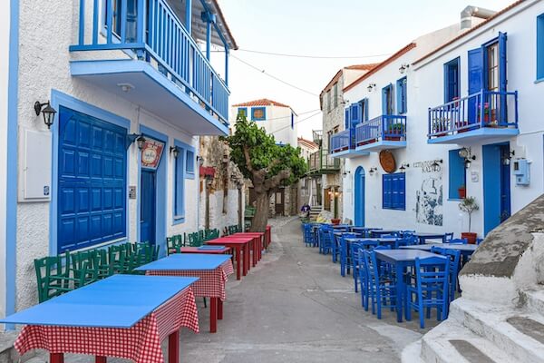 alonissos chora village rue architecture tradition sporade ile grece monplanvoyage