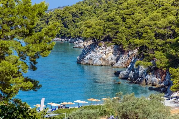 sporades iles skopelos plage crique pins grece monplanvoyage