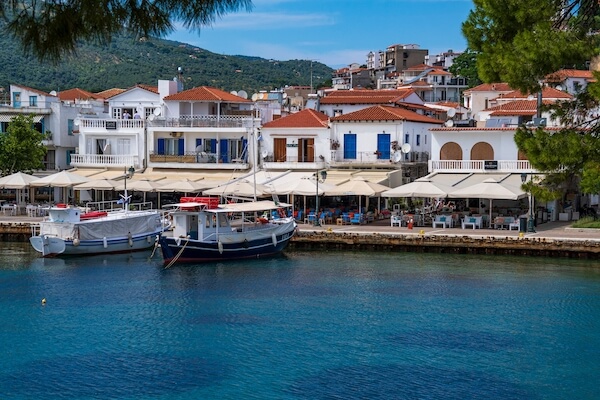 sporades skiathos iles village grece tradition bateau monplanvoyage