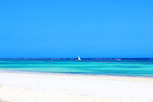 diani beach plage sable bleu kenya afrique monplanvoyage