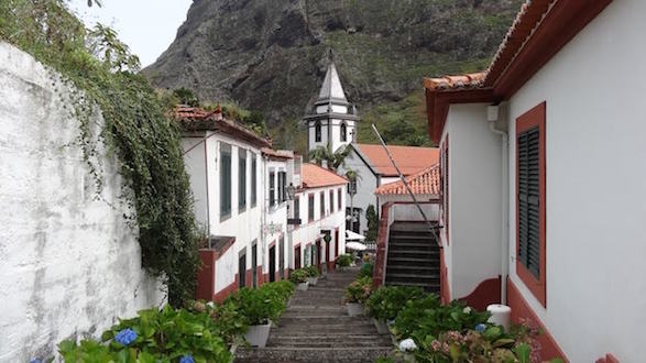 village rue fleur madere portugal monplanvoyage