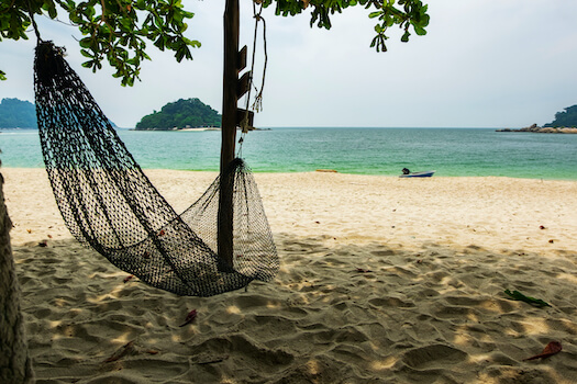 pangkor ile plage sable blanc detente hamac ocean eau turquoise malaisie monplanvoyage