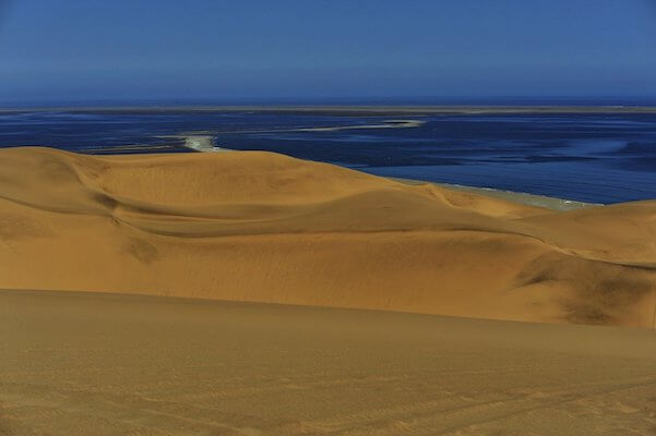 walvis bay lagune dune sable mer namibie monplanvoyage