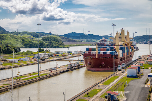 canal ecluse bateau city panama monplanvoyage