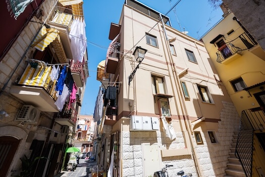 bari architecture balcon rue tradition pouilles italie monplanvoyage