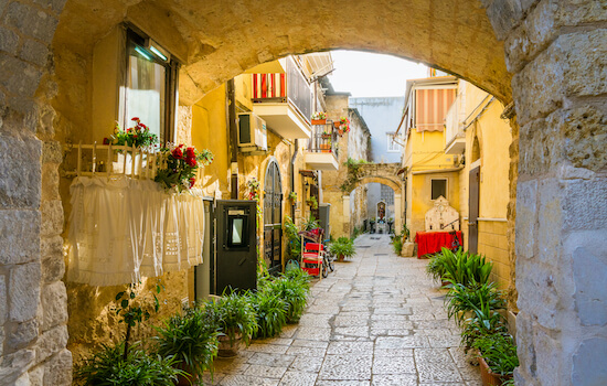 bari rue architecture pierre centre medieval pouilles italie monplanvoyage