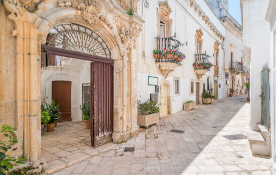 locorotondo rue architecture balcon pouilles italie monplanvoyage