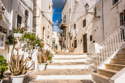 ostuni rue architecture village blanc pouilles italie monplanvoyage