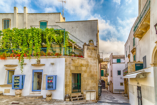 otranto rue architecture pierre maison balcon pouilles italie monplanvoyage