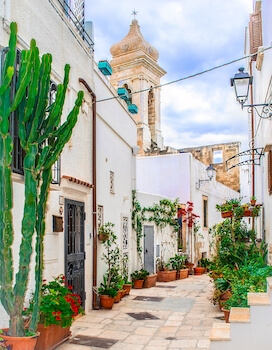 polignano a mare pouilles rue architecture pierre italie monplanvoyage