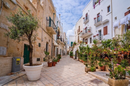 polignano a mare rue architecture plante pouilles italie monplanvoyage