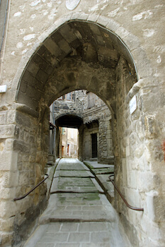 annot village architecture medieval provence france monplanvoyage
