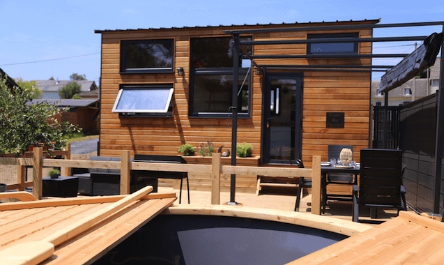 tinyhouse hebergement terrasse insolite nature bois pyrenees france monplanvoyage