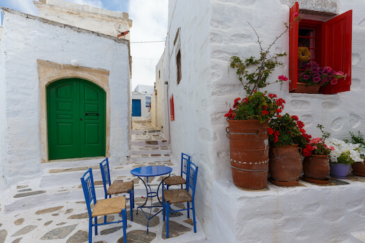 chora rue taverne architecture amorgos cyclade grece monplanvoyage