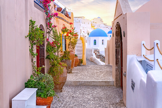 oia village santorin rue architecture cyclade grece monplanvoyage