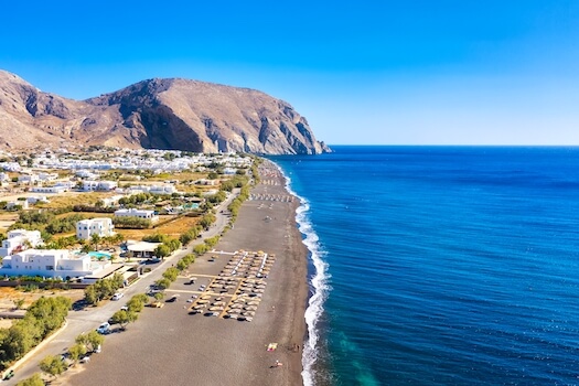 perissa plage sable noir santorin cyclade grece monplanvoyage