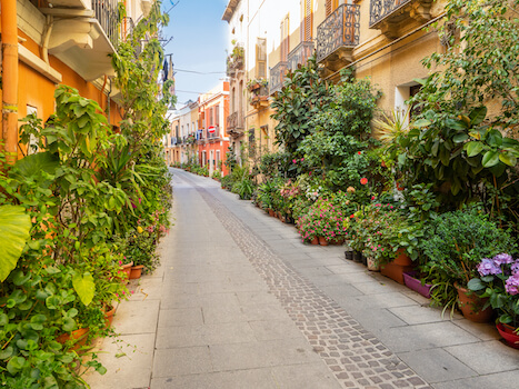 cagliari rue balcon fleur architecture sardaigne ile italie monplanvoyage