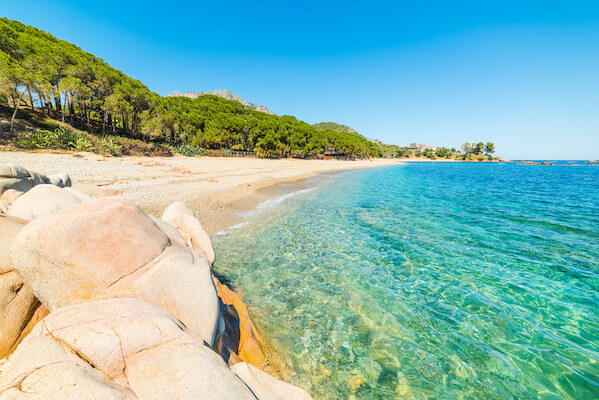 santa maria navarrese plage eau turquoise crique sable sardaigne ile italie monplanvoyage