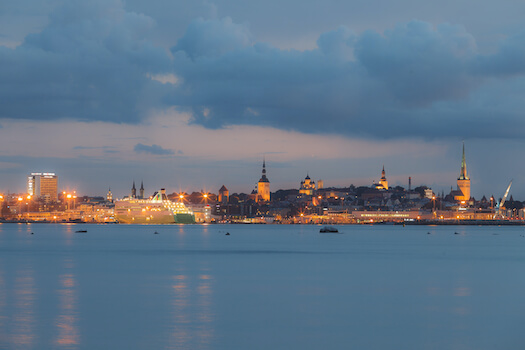 tallin lumiere soir fleuve bateau croisiere estonie monplanvoyage