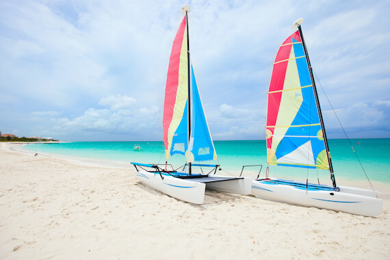 providenciales grace baie plage sable eau turquoise bateau iles turques et caiques archipel caraibes monplanvoyage