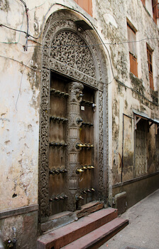 stone town porte palais architecture ville zanzibar ile tanzanie monplanvoyage